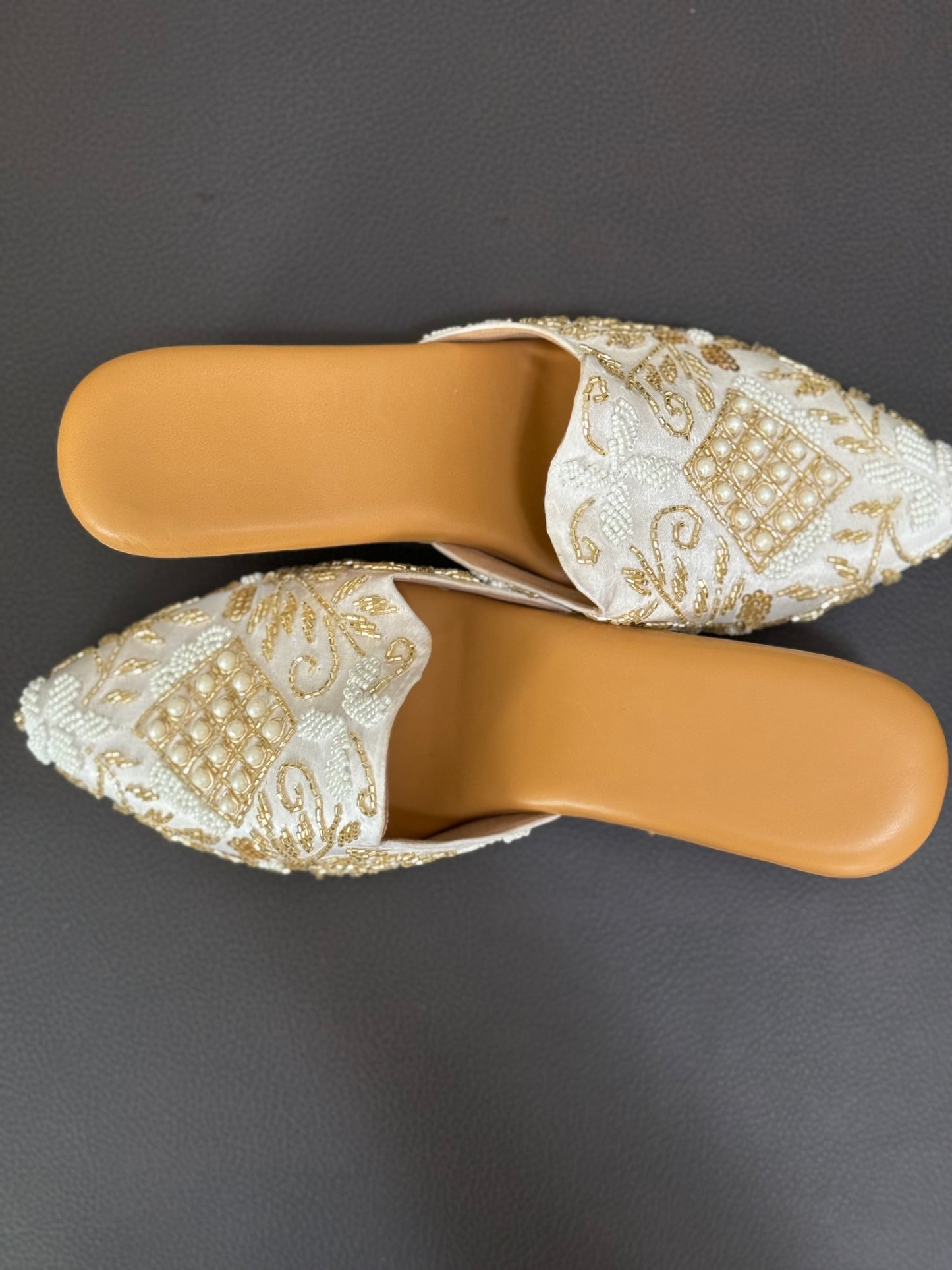 Beautiful white and golden handmade Punjabi Jutti in heel