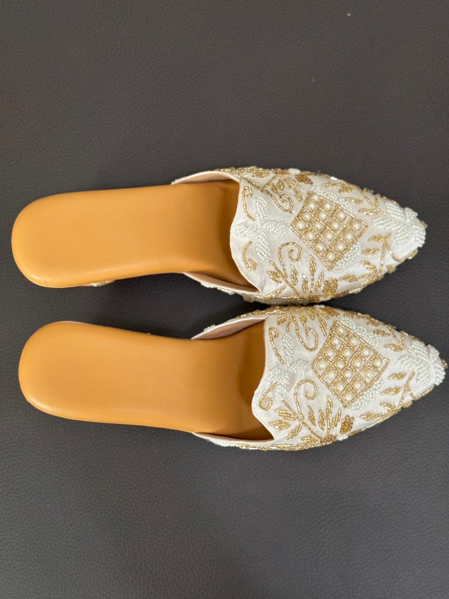 Beautiful white and golden handmade Punjabi Jutti in heel